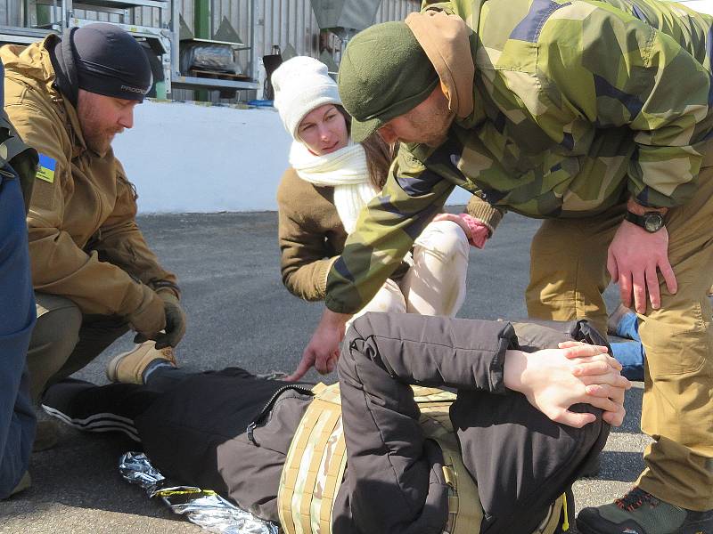 Výcvikově-vzdělávací centrum Elite Training Center Lhenice pod vedením poručíka Jaroslava Duchoně připravuje kurzy bojové medicíny pro ukrajinské občany zdarma. Jeden z nich se uskutečnil v neděli 20. března.