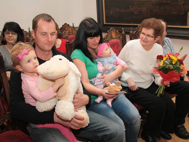 Podruhé v březnu se v obřadní síni v Prachaticích sešli rodiče se svými dětmi na vítání nových občánků města Prachatice. Tentokrát v závěru přivítal starosta Martin Malý i vůbec prvního občánka města narozeného v letošním roce.