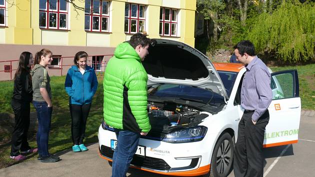 Auto na elektrický pohon zaparkoval na školním dvoře ZŠ Vodňanská v Prachaticích. Školáci si ho mohli prohlédnout pěkně zblízka.