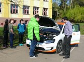 Auto na elektrický pohon zaparkoval na školním dvoře ZŠ Vodňanská v Prachaticích. Školáci si ho mohli prohlédnout pěkně zblízka.