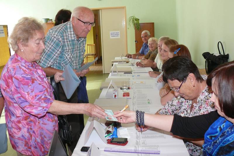 Ve volebním okrsku číslo 9 v Prachaticích bylo ihned po jeho otevření plno. 