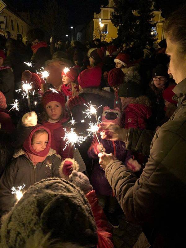 Česko zpívá koledy 2019 na náměstí v Netolicích.