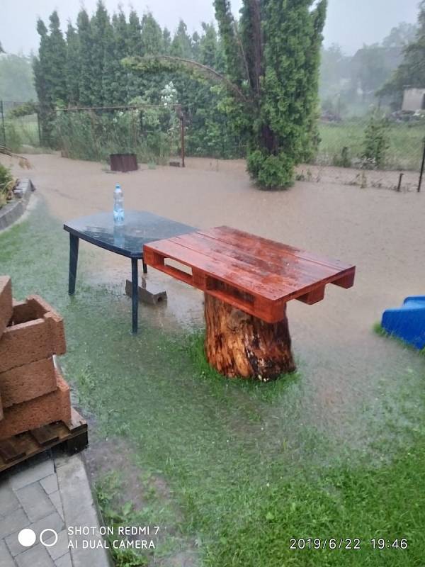 V Chlumanech zalila několik domů voda z rozvodněného potoka a rybníka.