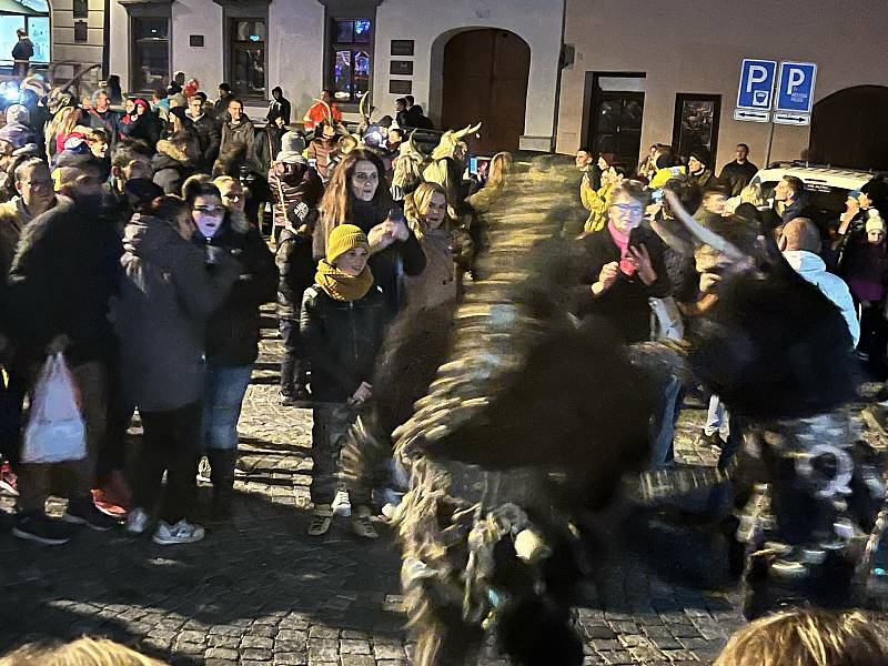 Čtyřicítka čertisek v pátek 19. listopadu večer bavila davy lidí v Prachaticích.