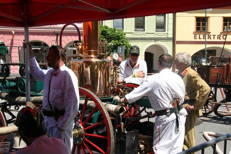 Setkání hasičů a historických parních stříkaček v Netolicích.