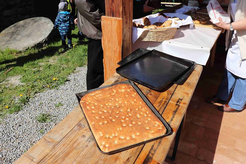 Svatojánské pečení ve Volarech