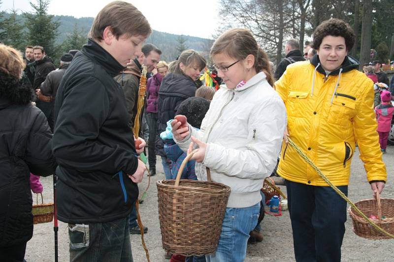 U prachatického hřbitova se opět pekala vajíčka.