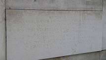 Betonový monument s názvem Pomník míru, který byl na vitějovické křižovatce vybudován v roce 1987.  O jeho údržbu se nikdo nestará.  Původní zlaté nápisy jsou nečitelné. Vlastní ho Úřad pro zastupování státu ve věcech majetkových.