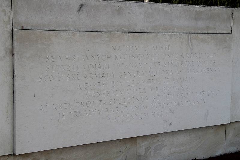 Betonový monument s názvem Pomník míru, který byl na vitějovické křižovatce vybudován v roce 1987.  O jeho údržbu se nikdo nestará.  Původní zlaté nápisy jsou nečitelné. Vlastní ho Úřad pro zastupování státu ve věcech majetkových.