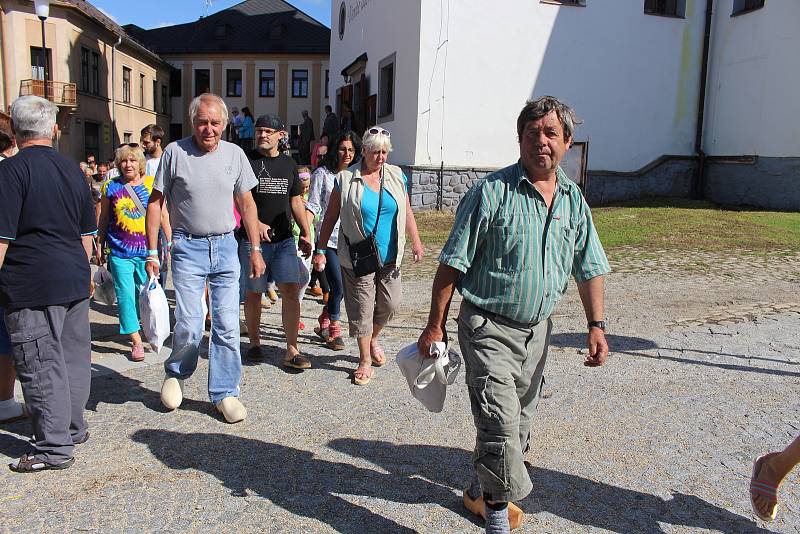 Tradiční volarský dřevákový průvod absolvovalo 152 návštěvníků oslav.