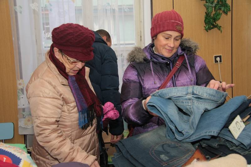 Občanské sdružení Stanislavy Chumanové uspořádalo další bazárek. Zájem o zboží byl v sobotu dopoledne obrovský.