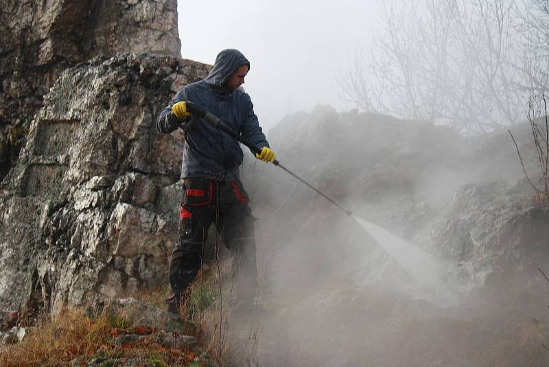 Odborník na odstraňování graffiti nastoupil v pátek 22. listopadu  na prachatickou Skalku. Pustil se do likvidace malůvek, které na ní zanechali sprejeři.