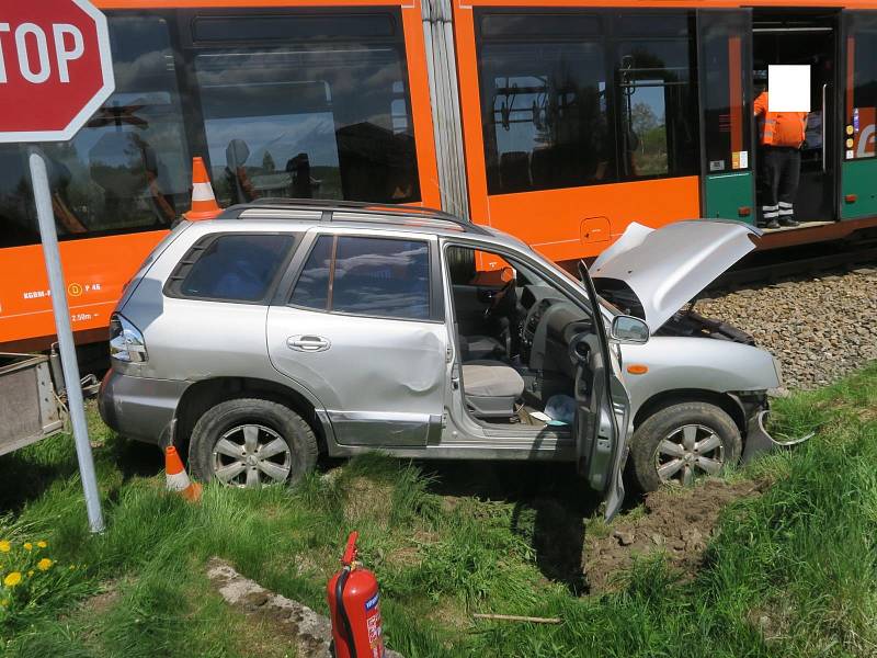 Řidič ve Volarech nedal na železničním přejezdu přednost.