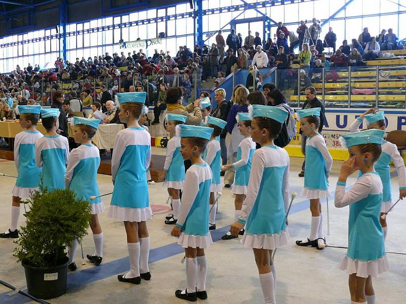 Pódium si zkusily i domácí mažoretky.