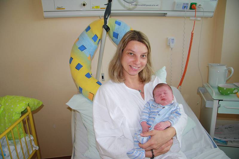 MATYÁŠ DUTKA, VIMPERK. Narodil se v pátek 24. května v 9 hodin a 12 minut v prachatické porodnici. Vážil 3 530 gramů. Má sestřičku Elen (3 roky). Rodiče: Romana a Milan Dutkovi.