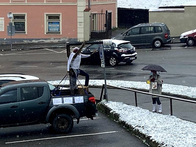 Majitel auta s šibenicí se v úterý 13. dubna vrátil na parkoviště před prachatickou poštu.