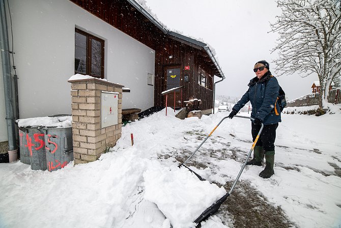 Šumavskou Kvildu zasypal sníh. Na snímku je při úklidu před svým penzionem Jaroslava Orságová.