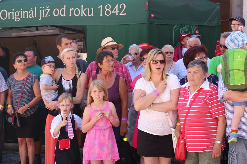 Kočár tažený koňmi přivezl na Velké náměstí Leonu Machálkovou. V průvodu se představili všichni účinkující.