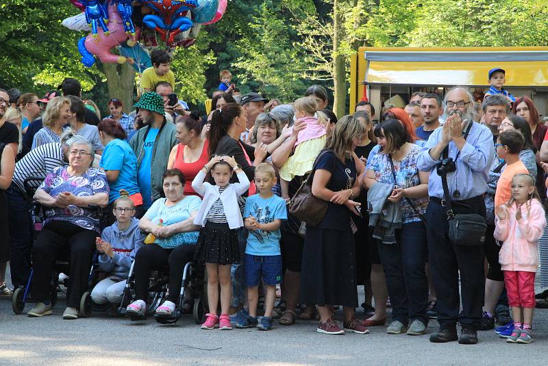 Ve středu 6. července se Husinec probudil do slunného rána. Husovy oslavy jsou až do večera.