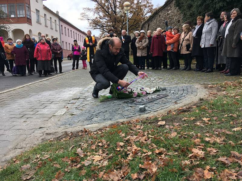 K 30. výročí sametové revoluce byla v neděli 17. listopadu slavnostně za přítomnosti řady osobností odhalena pamětní deska. Nachází se v prachatické Zahradní ulici a srdce z břečťanu.