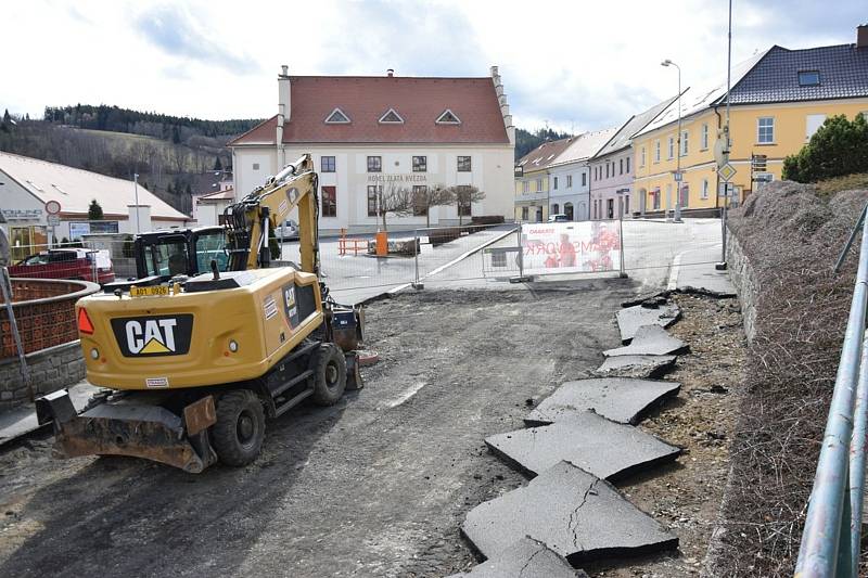 Další část rekonstrukce ulice 1. máje ve Vimperku začala.