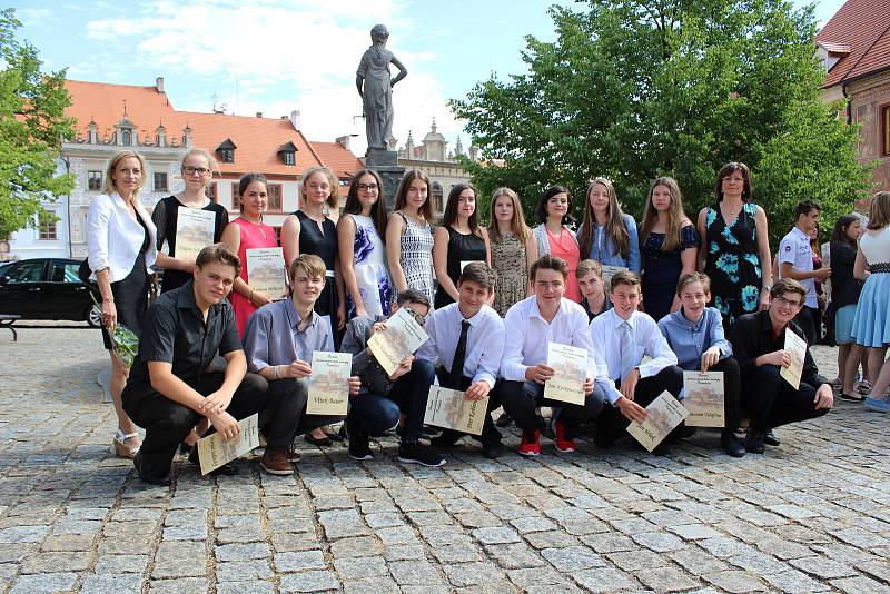 Deváťáci ze ZŠ Vodňanská převzali pamětní listy z rukou prachatického starosty v Radničním sále města v pondělí 12. června.