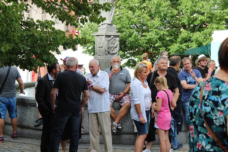 V pět odpoledne zahájil prachatické slavnosti průvod, kde byly hlavními postavami historický rychtář a současný starosta Martin Malý.