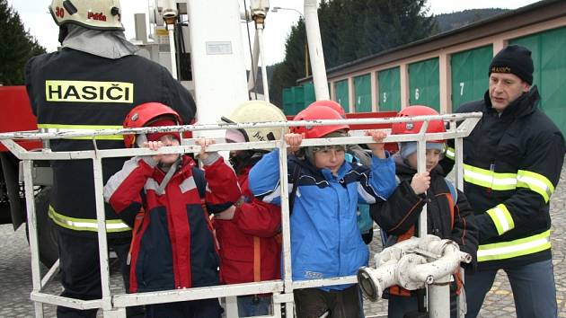 UKÁZKA. Až do 13. března otevřeli veřejnosti hasiči dveře svých služeben. Nejvíce návštěvníků bylo však ze základních a mateřských škol, kde děti viděly obleky, které hasiči používají při zásahu, ale také si mohly vyzkoušet hasit.