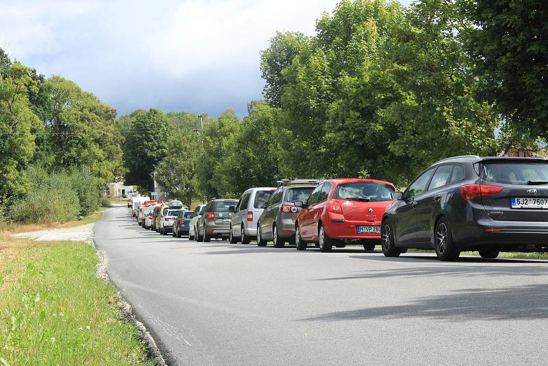 Objízdná trasa vedoucí přes Zátoň je chvílemi zkouškou nervů. Někteří řidiči čekání vzdají a jedou i na červenou.