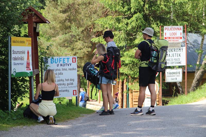 Turisté na Soumarském mostě.