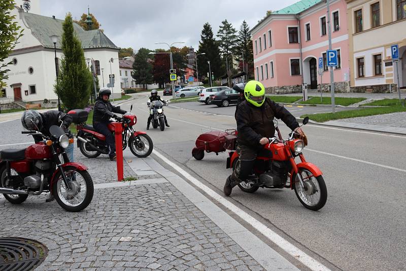 Milovníci motocyklů JAWA vyrazili na poslední letošní vyjížďku.