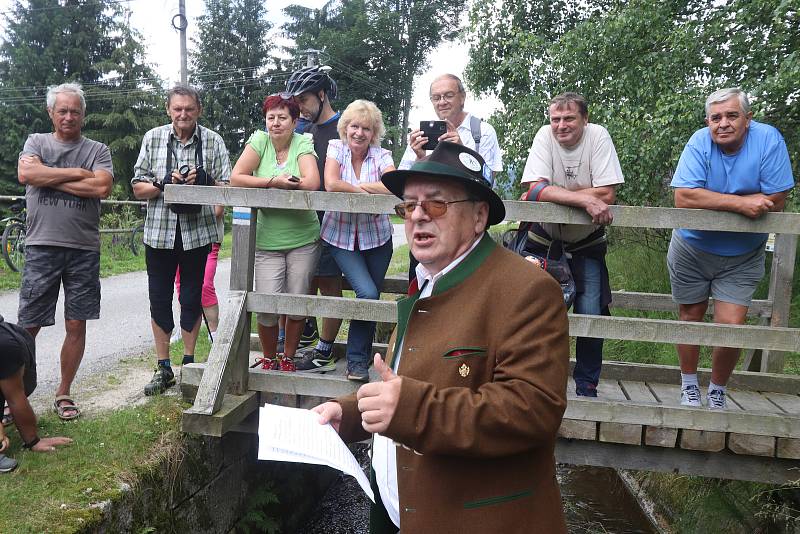 Z turistů se na chvíli stali plavci dřeva.