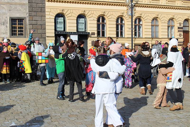 Děti ze ZŠ Zlatá stezka 240 vyrazily do masopustního průvodu Prachaticemi.