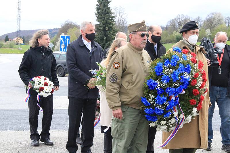 Kolona vojenských historických aut se pak přesunula k Pomníku setkání pěti armád u Vitějovic, kde se zástupcům města připojili také starostové obcí Vitějovice, Hracholusky a Strunkovice nad Blanicí.