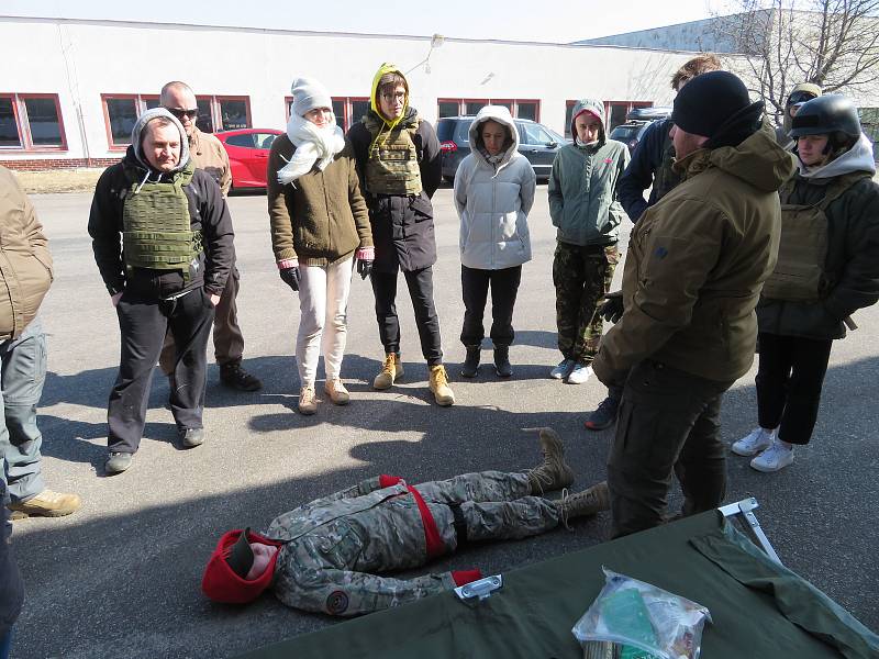 Výcvikově-vzdělávací centrum Elite Training Center Lhenice pod vedením poručíka Jaroslava Duchoně připravuje kurzy bojové medicíny pro ukrajinské občany zdarma. Jeden z nich se uskutečnil v neděli 20. března.