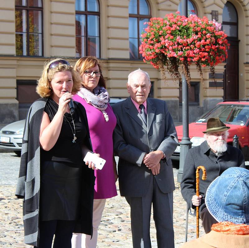 Výstava Národní kronika se ve svém putování zastavila na prachatickém Velkém náměstí.