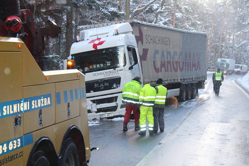 Silnice z Prachatic na Volary v pátek 19. ledna 2018.