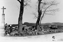 Vitějovická křižovatka v květnu 1945. Fotografie z Diplomové práce Mgr. Pavla Študlara Prachatickému deníku poskytl Emil Nachlinger z Těšovic