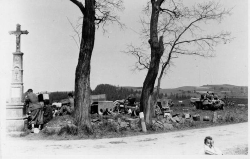 Vitějovická křižovatka v květnu 1945. Fotografie z Diplomové práce Mgr. Pavla Študlara Prachatickému deníku poskytl Emil Nachlinger z Těšovic