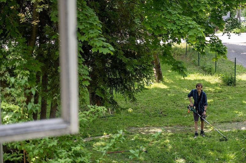 Kralova vila v Prachaticích září, na pomoc s úklidem přijeli dobrovolníci.