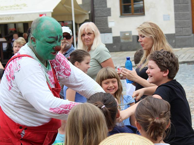 Stan na Velkém náměstí rozbalil při Muzejní noci Brick Cirk Cirkus Sakra. Klaun do svého vystoupení zatáhl i malé diváky. Ti se všichni skvěle bavili.