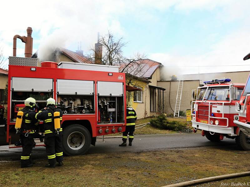 Sbory dobrovolných hasičů Čkyně, Vacov, Vlachovo Březí a profesionální jednotky z Vimperka a Prachatic zasahovaly ve středu při požáru bytu v areálu firmy Lignointerier ve Čkyni.