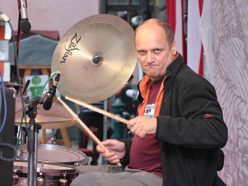 Legendární skupina Mňága a Žďorp bavila při sobotním programu Slavností zlaté stezky v Prachaticích více než hodinovým vystoupením další tisíce návštěvníků.