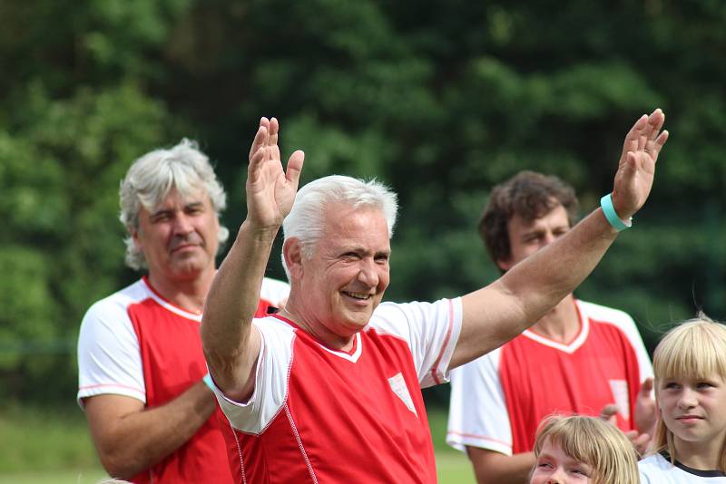 Strunkovická stará garda se rozešla s týmem sportovců a umělců smírně 8:8.