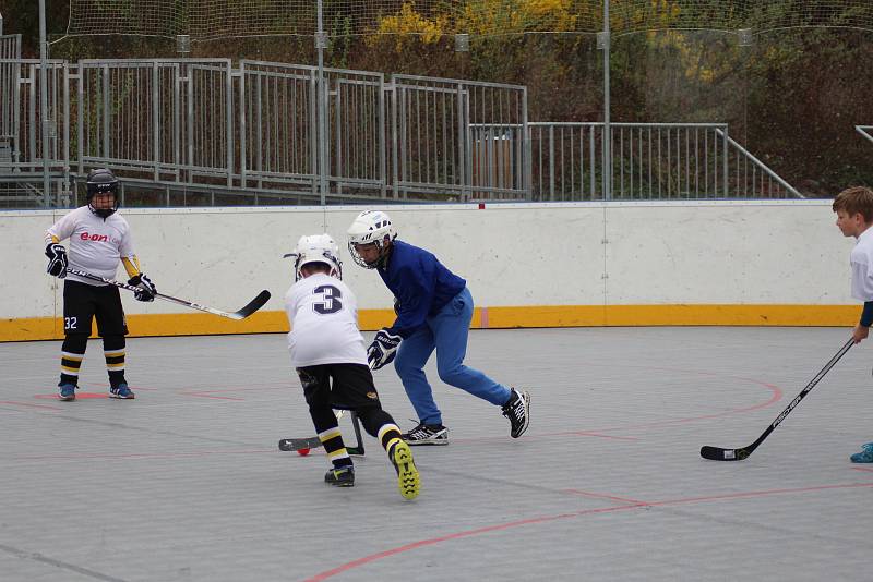 Seriál Hokejbal proti drogám začal turnaje 4. a 5. tříd.