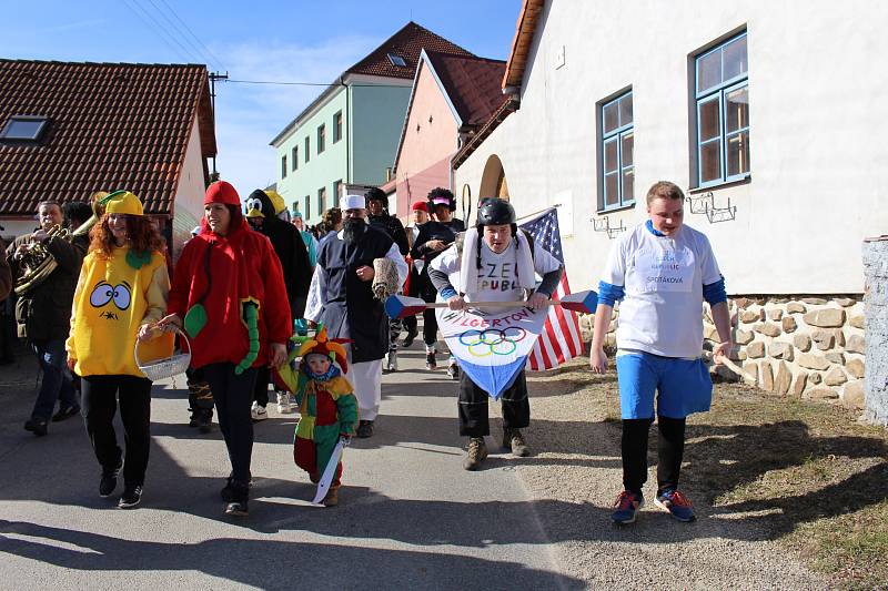 Pozadu s Masopustem nezůstali ani Lažišťští. V sobotu vyrazilo do ulic obce na padesát masek.