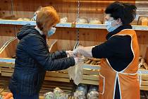 Vimperská radnice sehnala dobrovolníky, a ti nabírají pečivo zákazníkům v supermarketech.