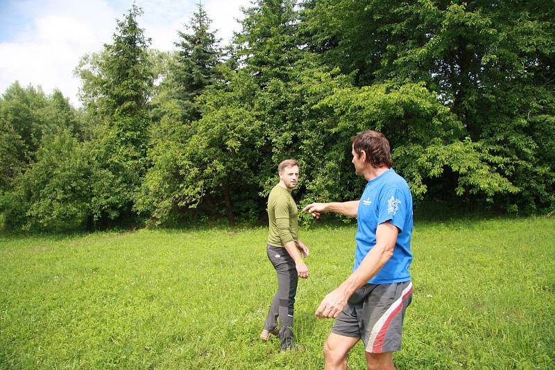 Tři domy, ve kterých počítají majitelé škody,  vytopené sklepy, podmáčené trávníky a nepořádek. To všechno za sebou nechala voda, která protekla obcí Chlumany na Prachaticku v sobotu 22. června.