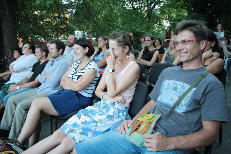 Kralova vila v Prachaticích ožila v sobotu večer divadlem. Sérii skečí předvedli herci českobudějovického souboru Arte della Tlampač.