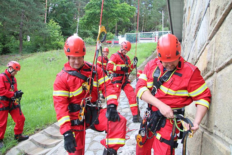 Výcvik lezecké skupiny HZS Prachatice na Husinecké přehradě.